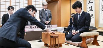 第49期新人王戦決勝三番勝負 第1局 ▲出口若武三段 – △藤井聡太七段